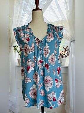 Daniel Rainn Liona Flutter Detail Blouse.
Dusty Blue / Pink Floral
Size: S